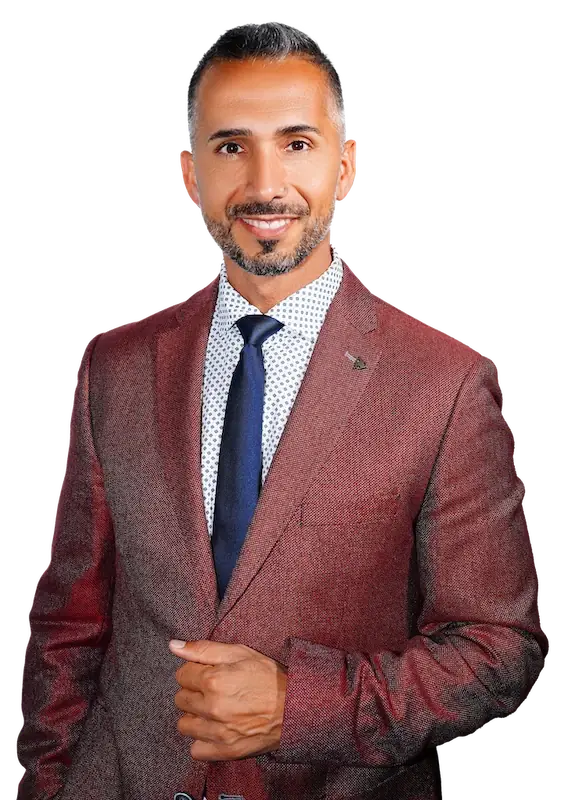 Birol Isik, Gründer der SNF Academy, freigestelltes Porträt im bordeauxroten Sakko mit Krawatte