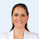 Daniela Isik, Co-Leiterin und Dozentin der SNF Academy, Porträt in weissem Blazer
